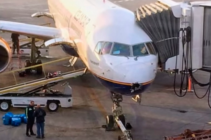 Самолет приземлился в Москве с дырой от молнии в корпусе Самолет приземлился в Москве с дырой от молнии в корпусе