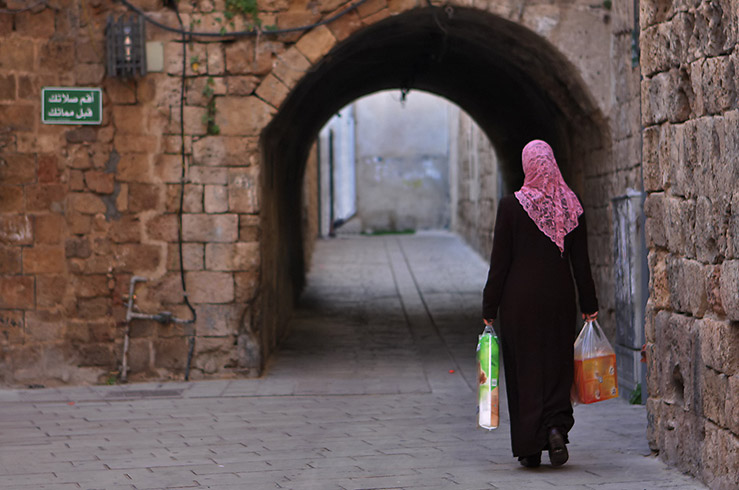 Если женщина замужем, на голове должен быть платок Если женщина замужем, на голове должен быть платок