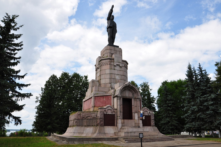 Памятник Ленину в Костроме