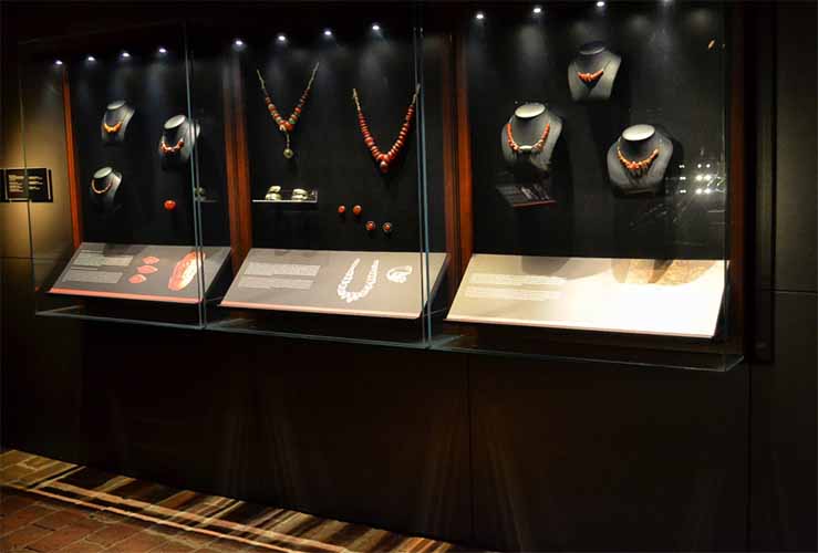 Украшения из янтаря в музее замка Мальборк