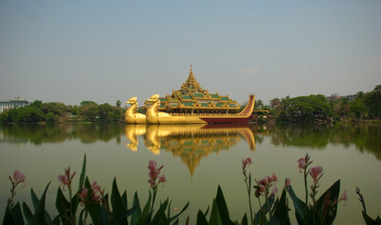 Озеро Кандоджуи (Kandawgyi Lake)