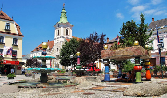 Старая Ратуша и фонтан Хундертвассера (Hundertwasserbrunnen) в Цветле